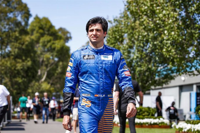 Carlos Sainz pasea por el circuito de Melbourne