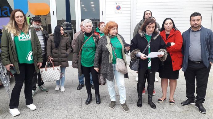 Miembros de la PAH ante la Dirección General de Vivienda