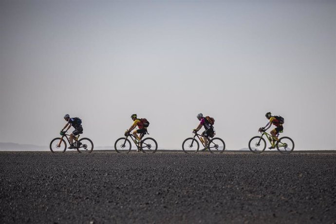 Imagen de participantes en la Titan Desert en bici de montaña