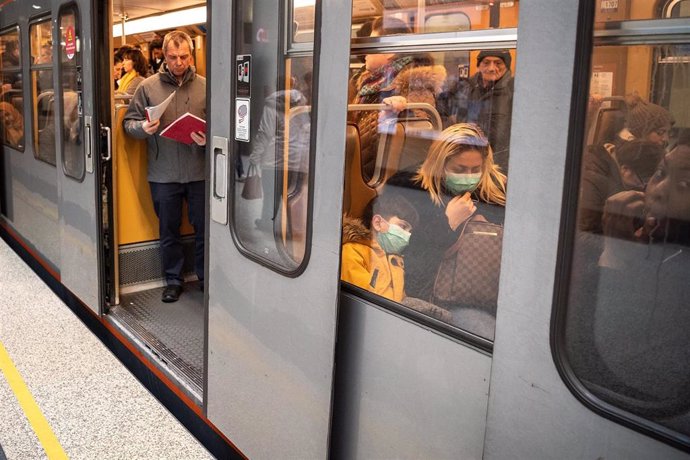 Personas con mascarilla en el transporte público de Bruselas