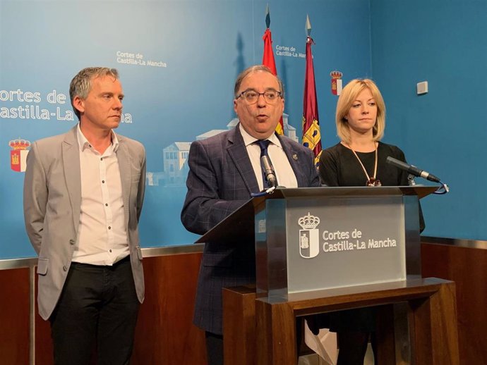 El presidente del Grupo Socialista en las Cortes de C-LM, Fernando Mora, en rueda de prensa.