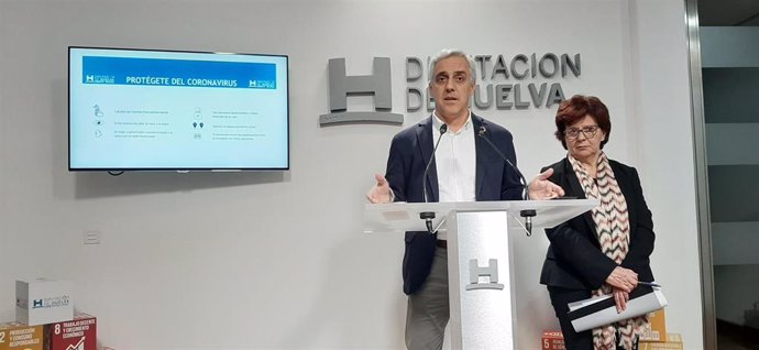 El diputado de Presidencia de la Diputación de Huelva,  José Manuel Alfaro, presenta las medidas de la institución frente al coronavirus junto a la jefa de Prevención, Ana Díaz