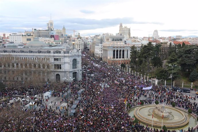 Manifestación del 8M (Día Internacional de la Mujer) en su paso por la Plaza de Cibeles, en Madrid a 8 de marzo de 2020.