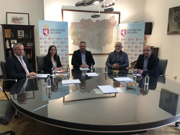 Los portavoces de todas las formaciones políticas presentes en la Diputación de León junto al presidente de la institución, Eduardo Morán, en la reunión extraordinaria.