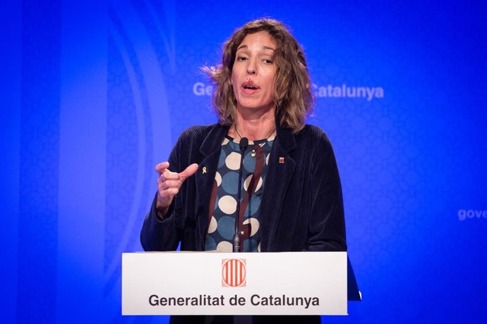 La consellera de Empresa y Conocimiento de la Generalitat catalana, ngels Chacón, interviene en la rueda de prensa convocada ante los medios para informar sobre el coronavirus junto al presidente de la Generalitat, Quim Torra, en Barcelona / Catalunya 