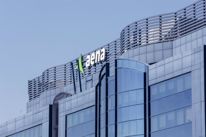 Fachada y letras del Edificio de Aena Piovera Azul, sede central de la empresa, en Madrid (España) a 24 de febrero de 2020.