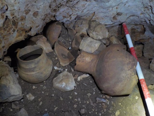 Restos arqueológicos hallados en la cueva de Al-Kans, en Espiel (Córdoba).