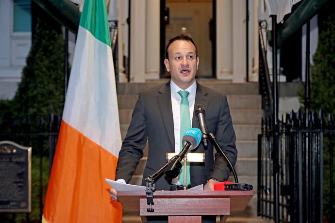 Coronavirus.- Irlanda cierra centros educativos y prohíbe las reuniones de más d