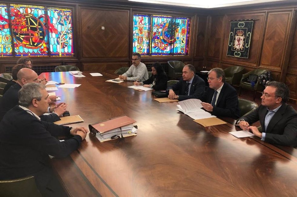 Antonio Silván, junto al resto de portavoces del Consistorio y con miembros del equipo de gobierno en la reunión extraordinaria de este jueves de la Junta de Portavoces.