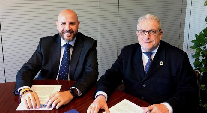 Firma del acuerdo entre el jefe de Gabinete de Presidencia y Relaciones Institucionales del Puerto de Barcelona, Emili Alberich, y el director de la Escola Europea-Intermodal Transport, Eduard Rodés.