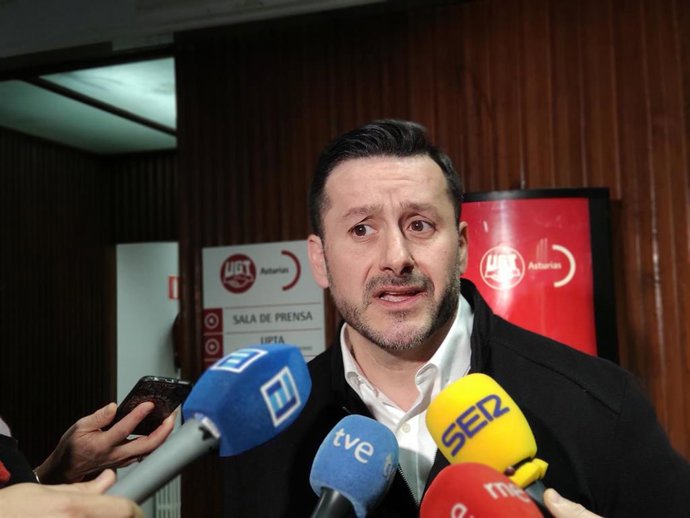 El secretario general de UGT en Asturias, Javier Fernández Lanero, atiende a los medios en la sede del sindicato en Oviedo