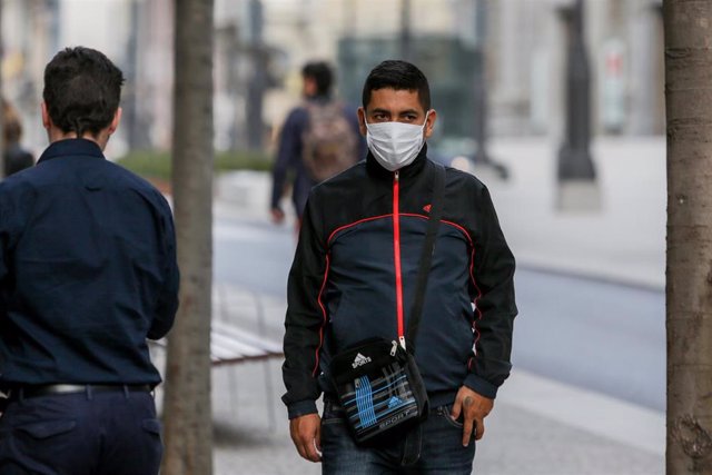 Un hombre lleva mascarilla para protegerse del coronavirus en una calle de Madrid, a 11 de marzo de 2020.