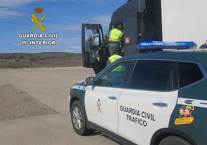 La Guardia Civil Realizando Una Inspección Técnica A Un Camión.