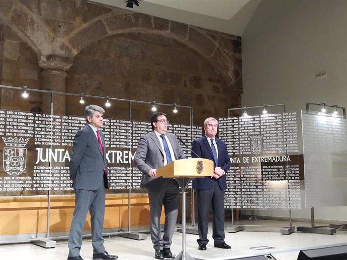 Vergeles y otros responsables sanitarios en rueda de prensa sobre el coronavirus