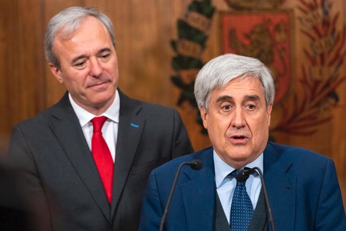 El alcalde de Zaragoza, Jorge Azcón, y el director del Centro de Encefalopatías y Enfermedades Transmisibles Emergentes de la Universidad de Zaragoza, Juan José Badiola.