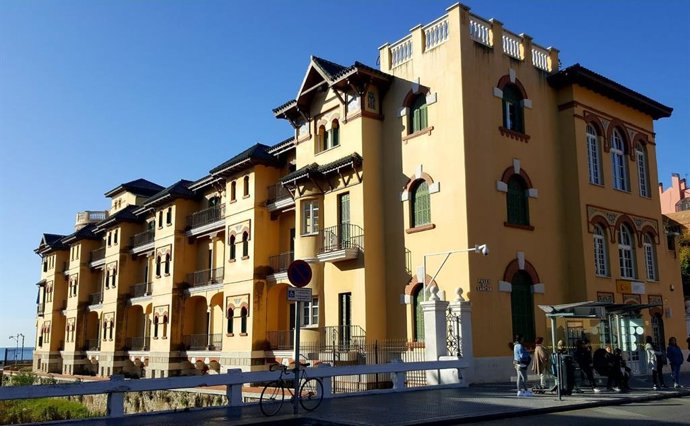 Fachada de la Subdelegación del Gobierno en Málaga edificio La Caleta antiguo hospital 18 de julio málaga zona este sede inmueble historia noche en blanco