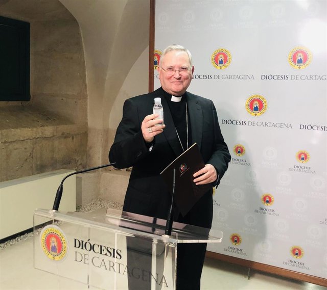 El obispo de la Diócesis de Cartagena, monseñor José Manuel Lorca Planes, en rueda de prensa con un gel desinfectante