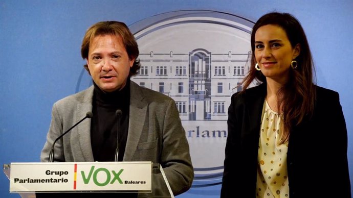 El portavoz de Vox, Jorge Campos, y la diputada Idoia Ribas, en rueda de prensa.