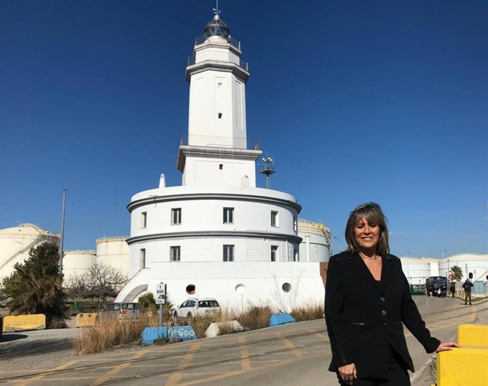 La alcaldesa de L'Hospitalet de Llobregat, Núria Marín, frente al antiguo faro del municipio (ahora faro del Llobregat), cerca de la antigua playa de L'Hospitalet. En una zona que se anexionó a Barcelona en 1920 para construir el Puerto y la Zona Franca.