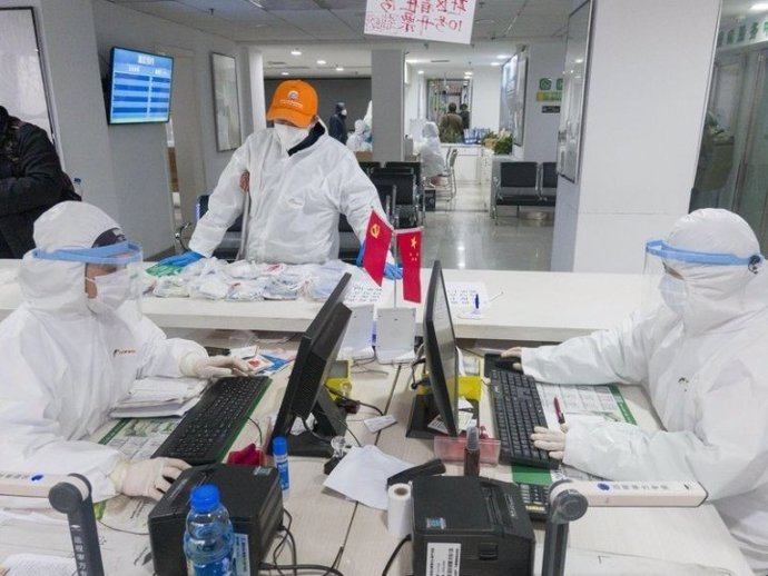 Médicos en una farmacia de Wuhan, en la provincia de Hubei, en China central. 27 de febrero de 2020.