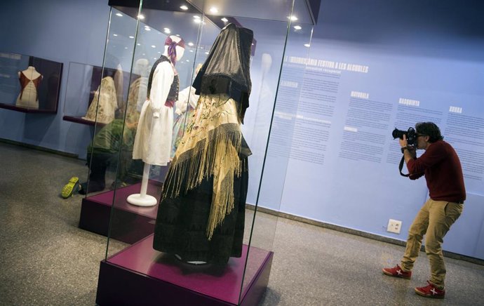 El Museu Valenci D'etnologia Desvela La Indumentaria Tradicional De Alcublas En Una Exposición