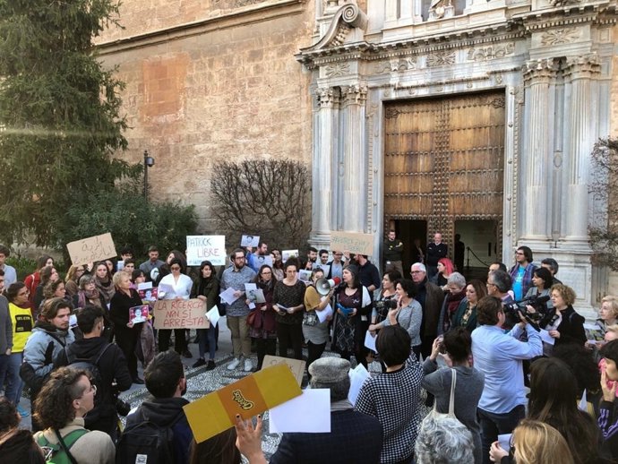 Imagen de una concentración a las puertas del Hospital Real