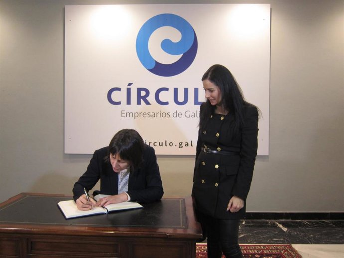 La candidata del BNG a la Presidencia de la Xunta, Ana Pontón, firma en el libro de visitas del Círculo de Empresarios antes de participar en el coloquio