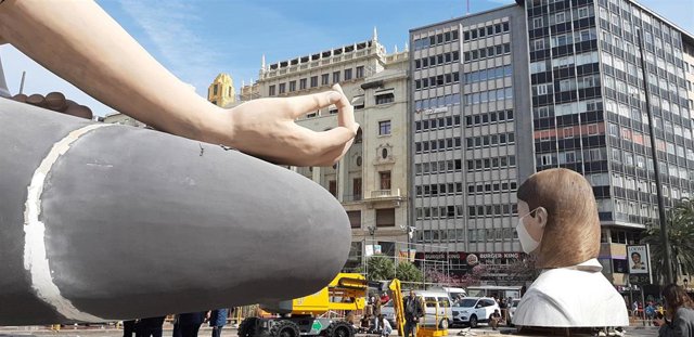 Imagen de la falla del Ayuntamiento de València de 2020 sin acabar de montar.