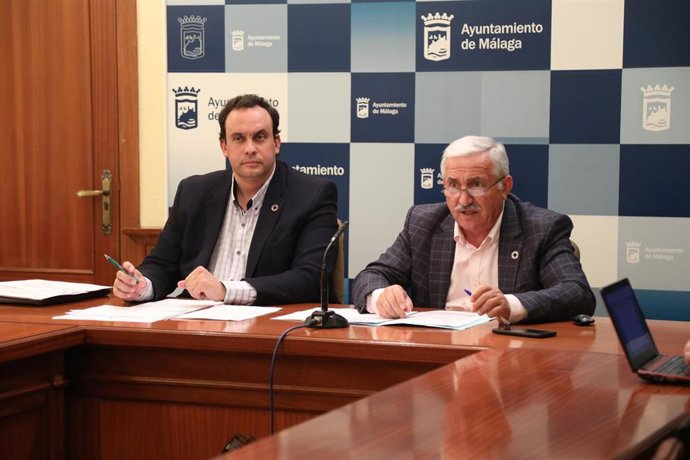 El concejal de Movilidad, José del Río, acompañado del gerente de la Sociedad Municipal de Aparcamientos, Manolo Díaz, en rueda de prensa