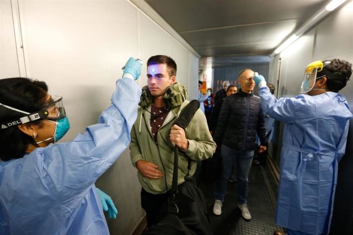 Controles sanitarios a pasajeros a su llegada al aeropuerto internacional Jorge Chávez de Lima por el coronavirus