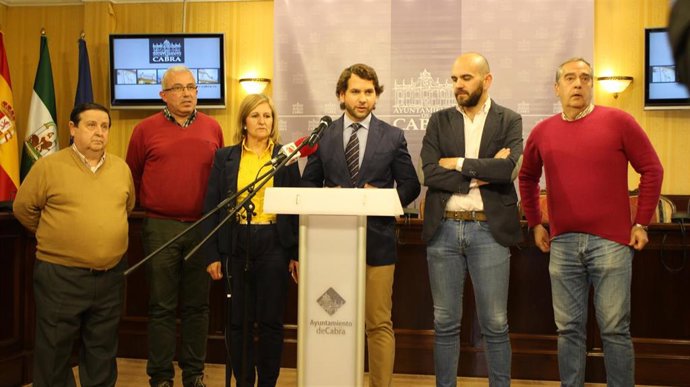 El alcalde de Cabra (Córdoba), Fernando Priego (centro), en la rueda de prensa.