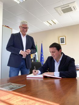 García firma en el libro de honor junto al alcalde, Ismael Torres