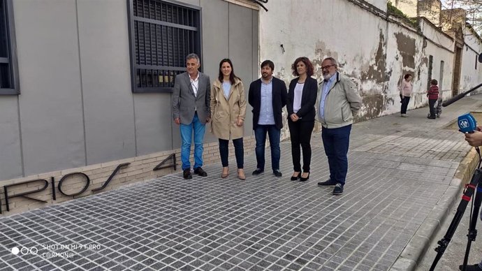 Casanueva (segunda por la izda.) en su visita a Villa del Río