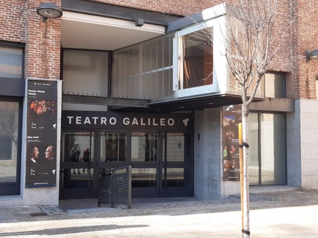Fachada de la puerta principal del Teatro Galileo.