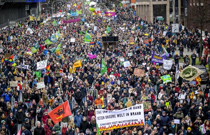 21 February 2020, Hamburg: People hold banners and placards during the Fridays for Future protest calling for a better climate policy, two days before the state elections in Hamburg. Photo: Axel Heimken/dpa
