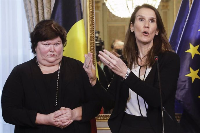  La ministra de Sanidad belga, Maggie De Block, y la primera ministra del país, Sophie Wilms, en una rueda de prensa