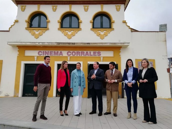 La delegada de Turismo, Regeneración, Justicia y Administración Local en Huelva, María Ángeles Muriel, en su visita al Cinema Teatro Corrales en el término municipal de Aljaraque