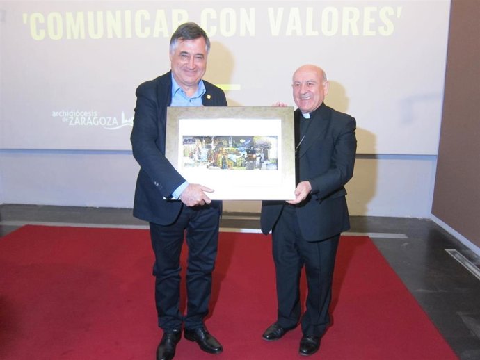 El fotoperiodista Gervasio Sánchez recoge de manos del arzobispo de Zaragoza, Vicente Jiménez, el premio 'Comunicar con valores', en su IV edición.