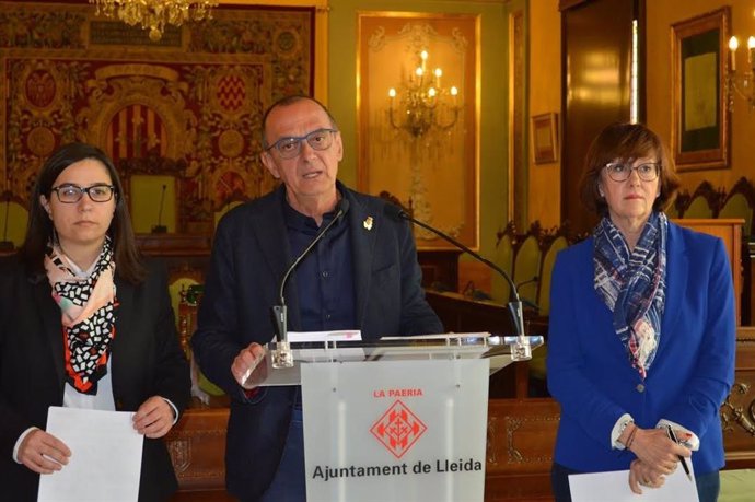 La tinent d'alcalde de Lleida, Jordina Freixanet, l'alcalde, Miquel Pueyo i la tinent d'alcalde Montse Pifarré.