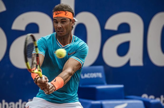Rafael Nadal golpea un revés durante su partido ante David Ferrer en el Godó