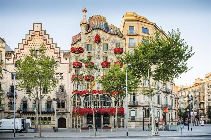 La Casa Batlló decorada con rosas rojas por Sant Jordi
