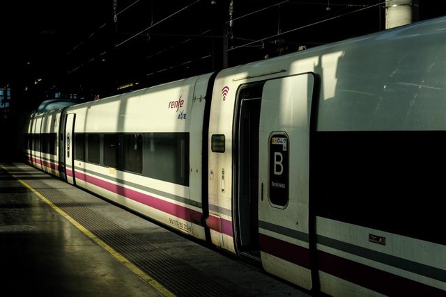 Vagón de un tren AVE de Renfe en las vías de la Estación de Atocha, en Madrid (España), a 6 de febrero de 2020.