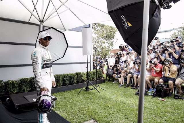 Lewis Hamilton (Mercedes) posando en Melbourne