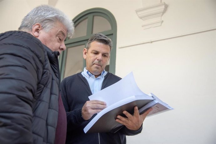 Antonio Manuel Rodríguez (dcha.) y Manuel Carmona repasan la queja y las 10.000 firmas de apoyo.