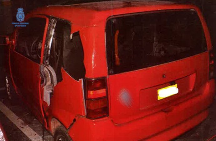 Destrozos en un coche, presuntamente causados para cometer un robo, en el Coll d'en Rabassa.