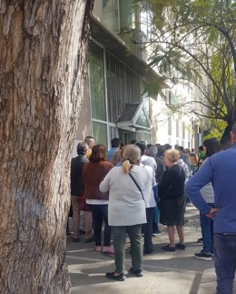 Cola a la puerta de la sede de la Delegación de Políticas Sociales en Sevilla
