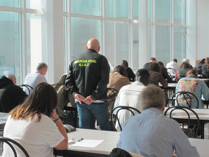 Alumnos examinándose para sacarse el carné de conducir
