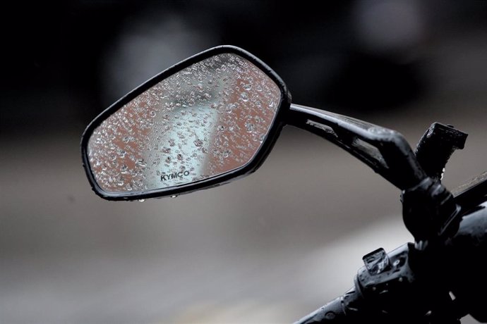 Un espejo de una moto mojado al pasar la borrasca `Gloria y dejar fuertes lluvias en la capital, en Madrid (España), a 24 de enero de 2020.