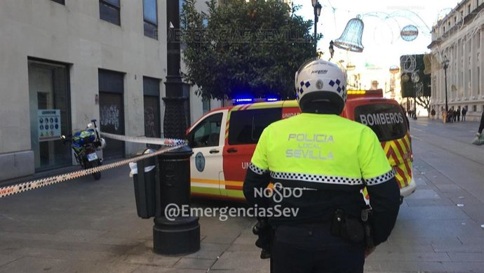 Agente de la Policía Local en la Avenida de la Constitución