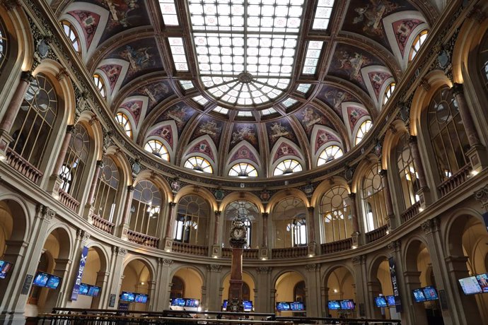 Interior de l'edifici de la Borsa de Madrid en la jornada del dia 28 de febrer.